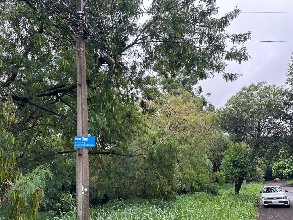 “Meu marido usa aparelho para respirar e estamos sem luz desde ontem”, reclama moradora da Região do Lago, em Cascavel