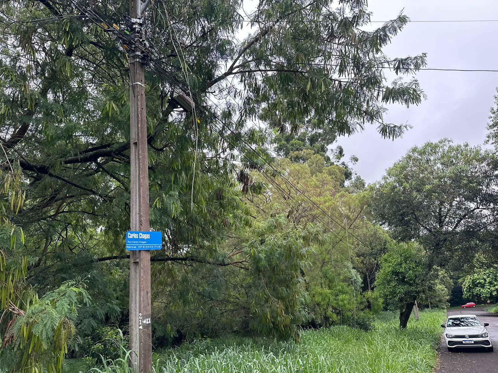 “Meu marido usa aparelho para respirar e estamos sem luz desde ontem”, reclama moradora da Região do Lago, em Cascavel
