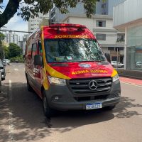 Colisão entre carro e moto deixa jovem ferida no Centro de Cascavel Imagem referente a Colisão entre carro e moto deixa jovem ferida no Centro de Cascavel