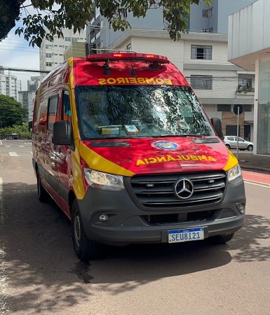 Colisão entre carro e moto deixa jovem ferida no Centro de Cascavel Imagem referente a Colisão entre carro e moto deixa jovem ferida no Centro de Cascavel