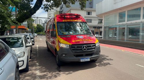 Colisão entre carro e moto deixa jovem ferida no Centro de Cascavel Imagem referente a Colisão entre carro e moto deixa jovem ferida no Centro de Cascavel