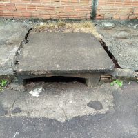 “Uma senhora se machucou aqui”, diz morador do Julieta Bueno sobre calçada detonada Imagem referente a “Uma senhora se machucou aqui”, diz morador do Julieta Bueno sobre calçada detonada