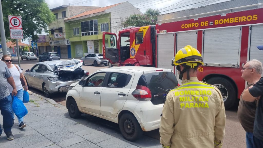 Após mal súbito, mulher bate em carro parado e sofre ferimentos no crânio no Centro de Cascavel