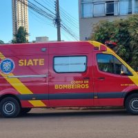 Jovem fica ferido em acidente entre moto e carro no centro de Cascavel Imagem referente a Jovem fica ferido em acidente entre moto e carro no centro de Cascavel