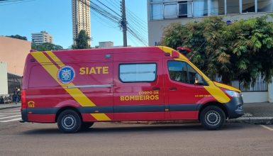 Jovem fica ferido em acidente entre moto e carro no centro de Cascavel Imagem referente a Jovem fica ferido em acidente entre moto e carro no centro de Cascavel