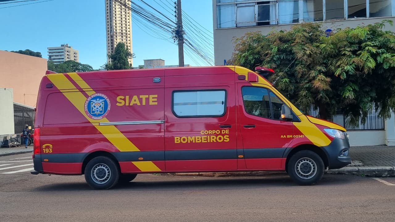 Jovem fica ferido em acidente entre moto e carro no centro de Cascavel