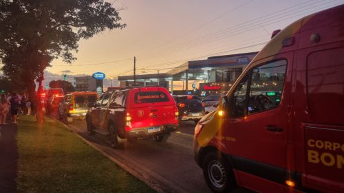 Briga termina com um baleado e outro agredido na Avenida Tancredo Neves Briga termina com um baleado e outro agredido na Avenida Tancredo Neves