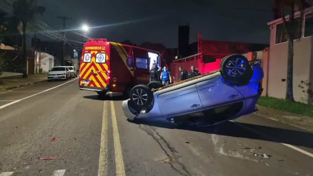 Motorista foge de abordagem, causa capotamento e fica ferida em Cascavel Motorista foge de abordagem, causa capotamento e fica ferida em Cascavel