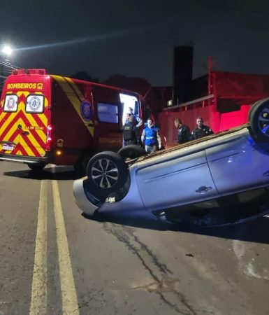 Motorista foge de abordagem, causa capotamento e fica ferida em Cascavel Imagem referente a Motorista foge de abordagem, causa capotamento e fica ferida em Cascavel