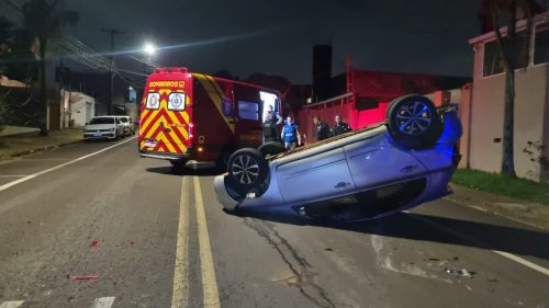 Motorista foge de abordagem, causa capotamento e fica ferida em Cascavel Motorista foge de abordagem, causa capotamento e fica ferida em Cascavel