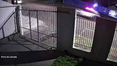 Câmera flagra perseguição que resultou em capotamento no bairro Parque São Paulo Câmera flagra perseguição que resultou em capotamento no bairro Parque São Paulo