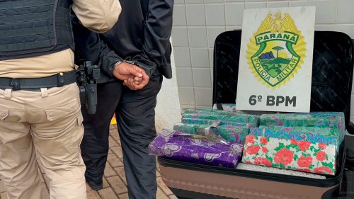 Natal com brisa diferente: Homem é preso com mala cheia de tabletes de maconha embrulhados para presente Natal com brisa diferente: Homem é preso com mala cheia de tabletes de maconha embrulhados para presente