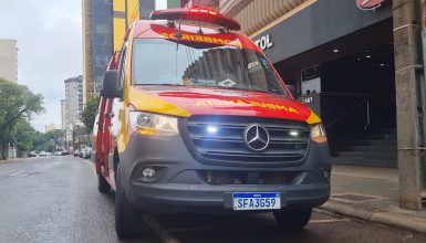 Idosa de 71 anos quebra o braço após acidente com escada na Rua Paraná Imagem referente a Idosa de 71 anos quebra o braço após acidente com escada na Rua Paraná