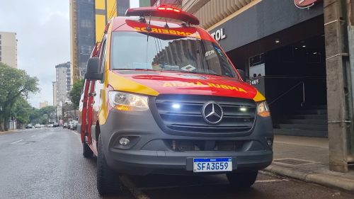 Idosa de 71 anos quebra o braço após acidente com escada na Rua Paraná Idosa de 71 anos quebra o braço após acidente com escada na Rua Paraná