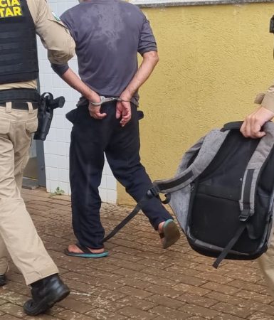 Pega ladrão, pega ladrão! Homem é preso com bicicleta furtada após jovens gritarem para a polícia Imagem referente a Pega ladrão, pega ladrão! Homem é preso com bicicleta furtada após jovens gritarem para a polícia