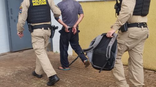 Pega ladrão, pega ladrão! Homem é preso com bicicleta furtada após jovens gritarem para a polícia Imagem referente a Pega ladrão, pega ladrão! Homem é preso com bicicleta furtada após jovens gritarem para a polícia