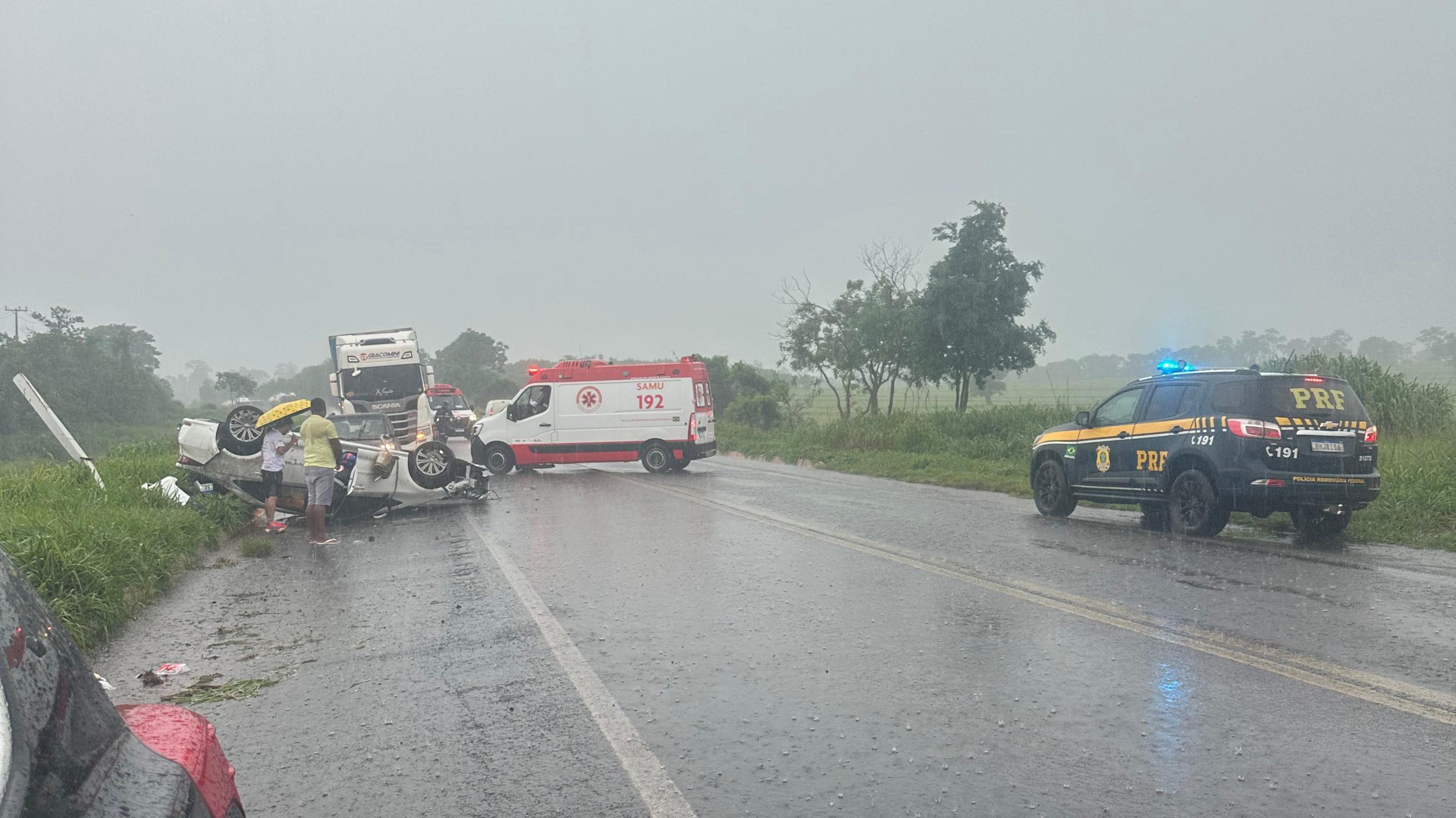 Capotamento na BR-376 durante chuva forte deixa quatro pessoas feridas Capotamento na BR-376 durante chuva forte deixa quatro pessoas feridas