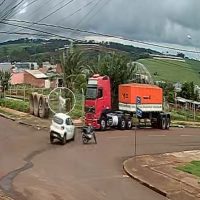 Câmera flagra motociclista sendo arremessado para o alto após colisão com Kwid no Cascavel Velho Imagem referente a Câmera flagra motociclista sendo arremessado para o alto após colisão com Kwid no Cascavel Velho