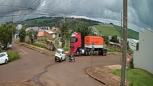 Câmera flagra motociclista sendo arremessado para o alto após colisão com Kwid no Cascavel Velho Imagem referente a Câmera flagra motociclista sendo arremessado para o alto após colisão com Kwid no Cascavel Velho