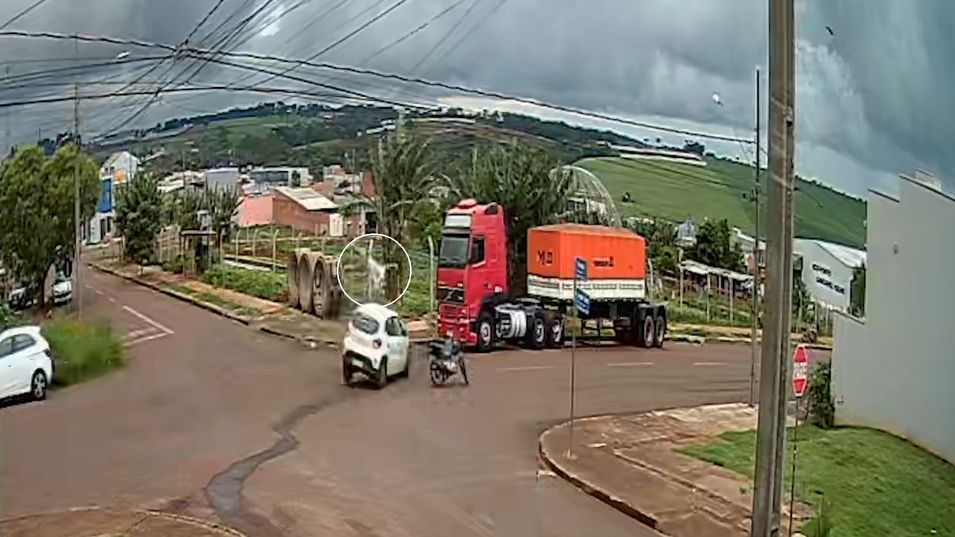 Câmera flagra motociclista sendo arremessado para o alto após colisão com Kwid no Cascavel Velho Imagem referente a Câmera flagra motociclista sendo arremessado para o alto após colisão com Kwid no Cascavel Velho