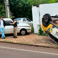 Viatura da PM capota após colisão com Fiat Uno em Cascavel Imagem referente a Viatura da PM capota após colisão com Fiat Uno em Cascavel