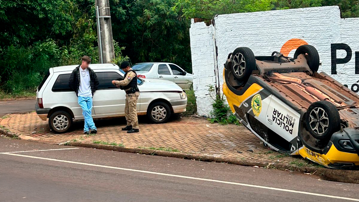 Viatura da PM capota após colisão com Fiat Uno em Cascavel Imagem referente a Viatura da PM capota após colisão com Fiat Uno em Cascavel