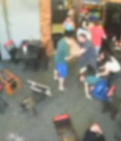 Imagens fortes: câmera flagra briga violenta em quiosque na Avenida Tancredo Neves Imagem referente a Imagens fortes: câmera flagra briga violenta em quiosque na Avenida Tancredo Neves