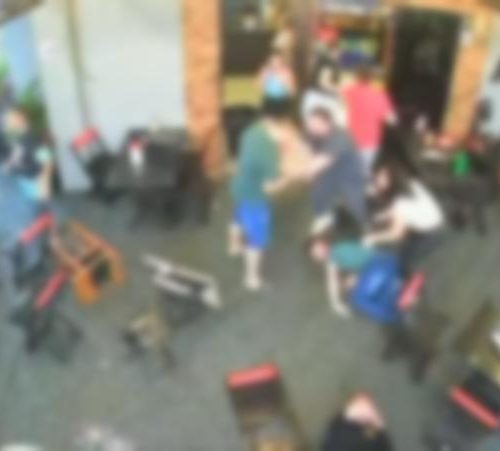 Imagens fortes: câmera flagra briga violenta em quiosque na Avenida Tancredo Neves Imagem referente a Imagens fortes: câmera flagra briga violenta em quiosque na Avenida Tancredo Neves