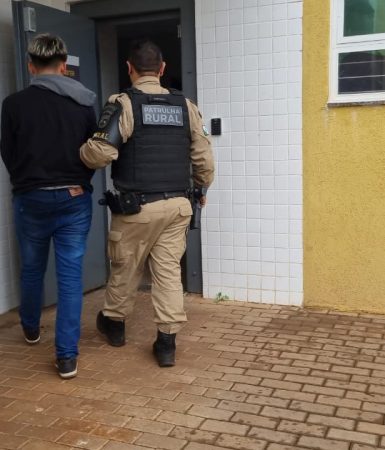 Jovem é detido com tabletes de maconha em ônibus na BR-369 Imagem referente a Jovem é detido com tabletes de maconha em ônibus na BR-369