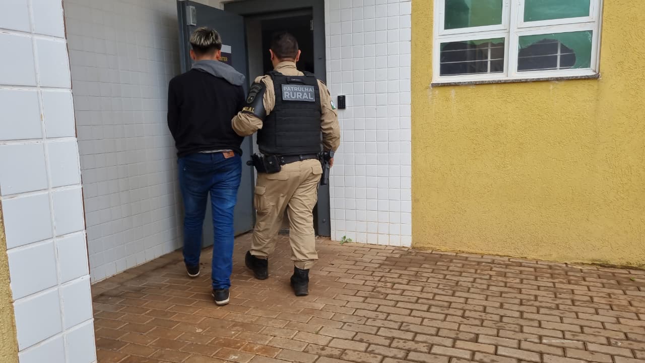 Jovem é detido com tabletes de maconha em ônibus na BR-369 Jovem é detido com tabletes de maconha em ônibus na BR-369