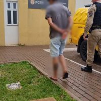 Homem tenta despistar a PM, mas acaba preso com maconha em Capitão Leônidas Marques Imagem referente a Homem tenta despistar a PM, mas acaba preso com maconha em Capitão Leônidas Marques