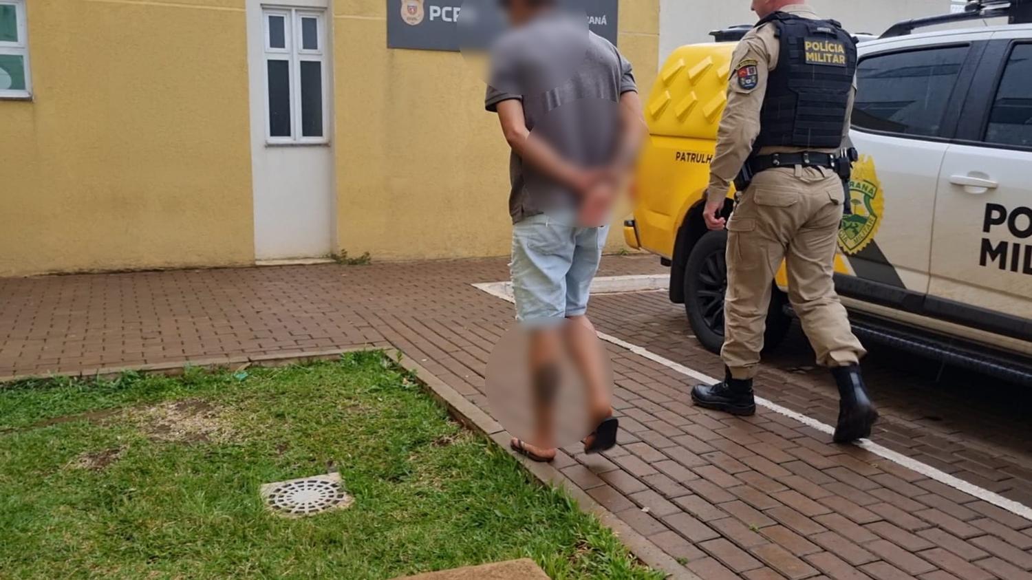 Homem tenta despistar a PM, mas acaba preso com maconha em Capitão Leônidas Marques Homem tenta despistar a PM, mas acaba preso com maconha em Capitão Leônidas Marques