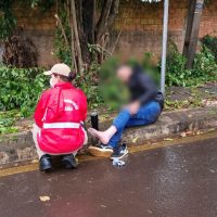 Homem sofre queda de moto na Rua Recife e fica ferido Imagem referente a Homem sofre queda de moto na Rua Recife e fica ferido