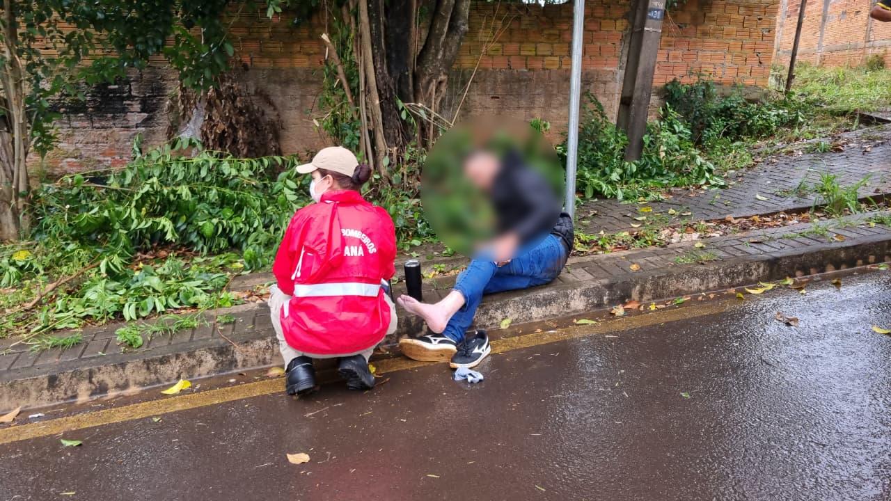 Homem sofre queda de moto na Rua Recife e fica ferido Homem sofre queda de moto na Rua Recife e fica ferido