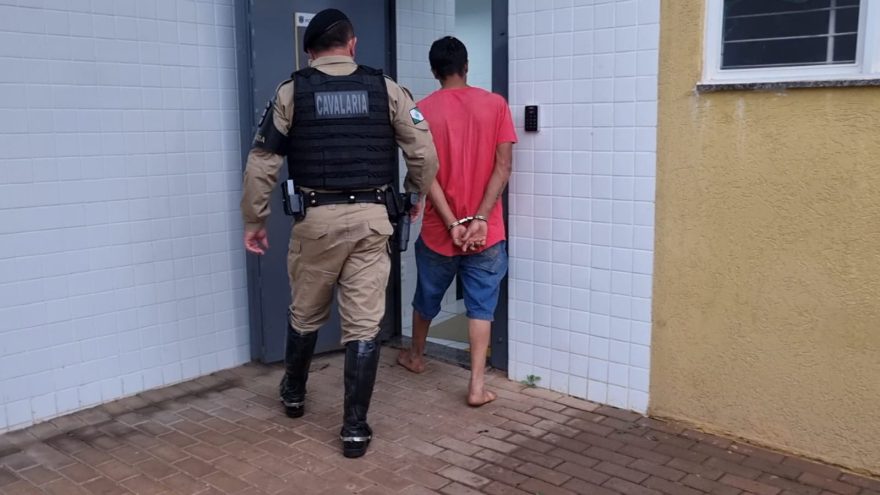 Pai ameaça filhos com facas no Bairro Cascavel Velho