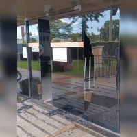 Homem quebra vidraça do Fórum e implora para ser preso por estar jurado de morte na Imagem referente a Homem quebra vidraça do Fórum e implora para ser preso por estar jurado de morte na