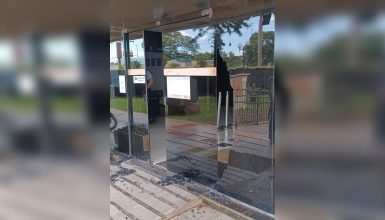 Homem quebra vidraça do Fórum e implora para ser preso por estar jurado de morte na Imagem referente a Homem quebra vidraça do Fórum e implora para ser preso por estar jurado de morte na