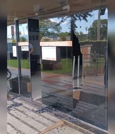 Homem quebra vidraça do Fórum e implora para ser preso por estar jurado de morte na Imagem referente a Homem quebra vidraça do Fórum e implora para ser preso por estar jurado de morte na