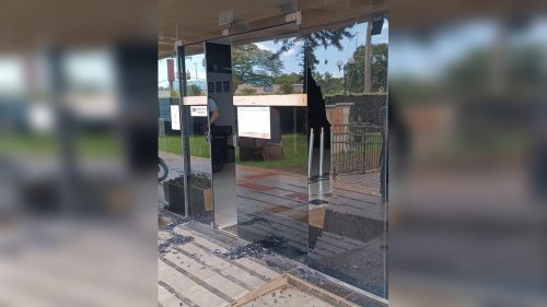 Homem quebra vidraça do Fórum e implora para ser preso por estar jurado de morte na “biqueira”