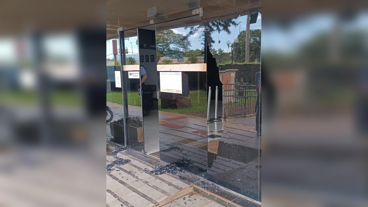 Homem quebra vidraça do Fórum e implora para ser preso por estar jurado de morte na Imagem referente a Homem quebra vidraça do Fórum e implora para ser preso por estar jurado de morte na