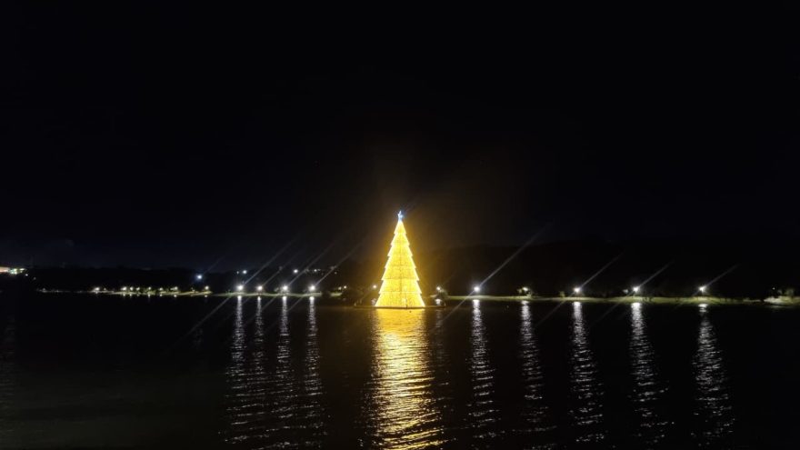 Natal de Luz e Paz: Árvore flutuante é acesa no Lago Municipal de Cascavel