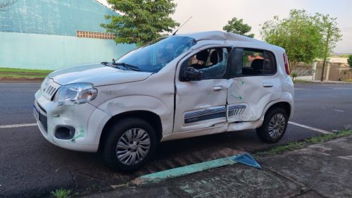 Lateral de Uno fica destruída após colisão com ônibus no Bairro Periolo Imagem referente a Lateral de Uno fica destruída após colisão com ônibus no Bairro Periolo