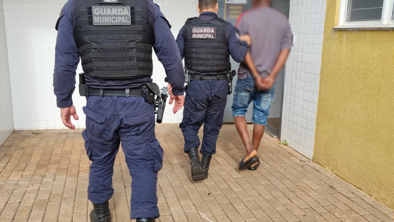 Briga de casal haitiano termina em delegacia após denúncia de violência Briga de casal haitiano termina em delegacia após denúncia de violência