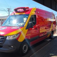 Colisão entre carro e moto deixa jovem de 26 anos ferida no Santa Cruz Imagem referente a Colisão entre carro e moto deixa jovem de 26 anos ferida no Santa Cruz