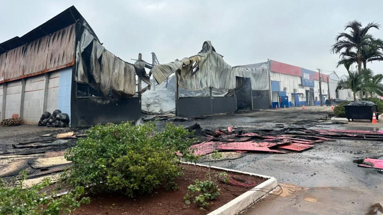 Distribuidora de peças destruída em incêndio seria inaugurada nesta segunda-feira Distribuidora de peças destruída em incêndio seria inaugurada nesta segunda-feira