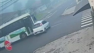 Vídeo mostra carro atravessando preferencial e sendo atingido por ônibus Imagem referente a Vídeo mostra carro atravessando preferencial e sendo atingido por ônibus