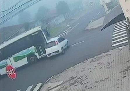 Vídeo mostra carro atravessando preferencial e sendo atingido por ônibus Imagem referente a Vídeo mostra carro atravessando preferencial e sendo atingido por ônibus