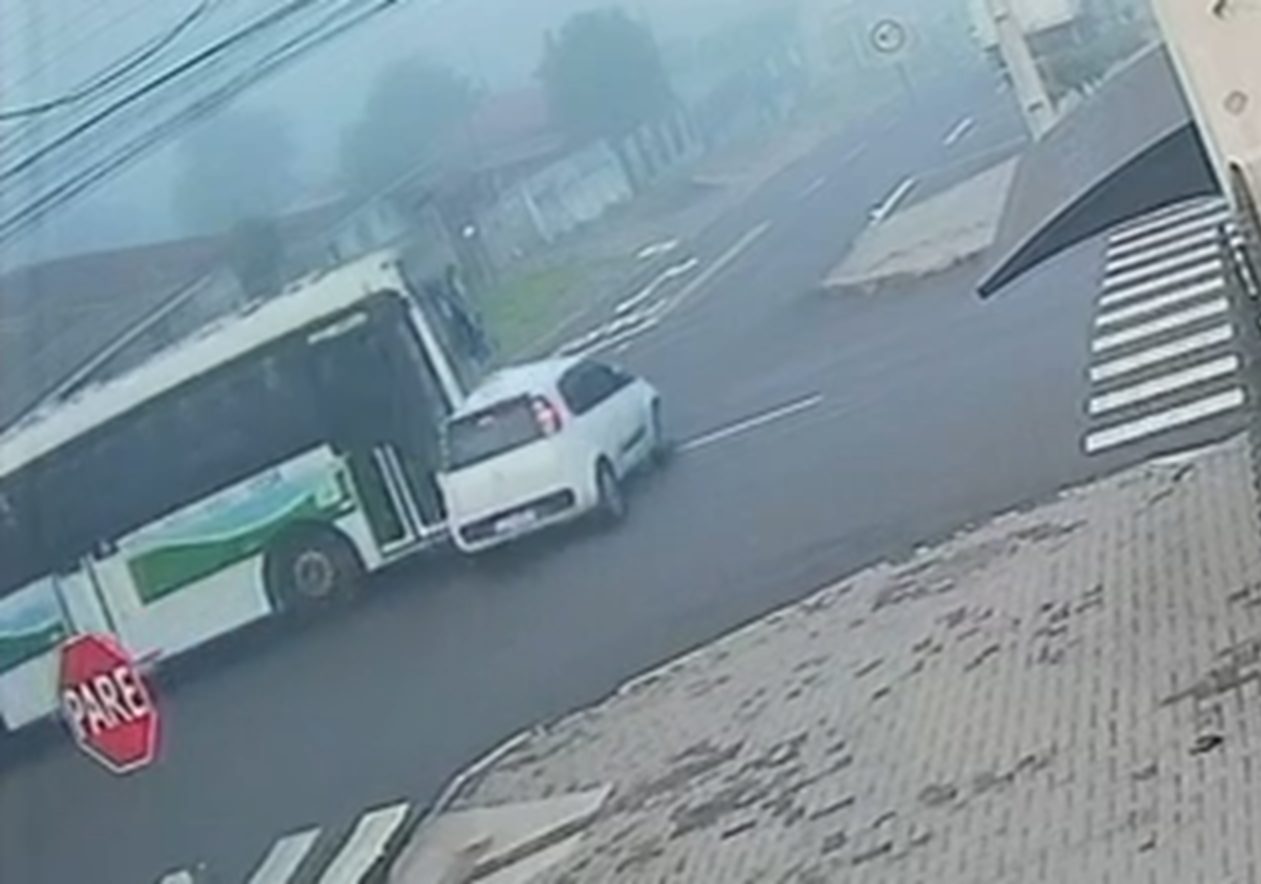 Vídeo mostra carro atravessando preferencial e sendo atingido por ônibus Vídeo mostra carro atravessando preferencial e sendo atingido por ônibus
