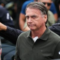 Defesa de Bolsonaro reitera pedido por cirurgia e prisão domiciliar Imagem referente a Defesa de Bolsonaro reitera pedido por cirurgia e prisão domiciliar