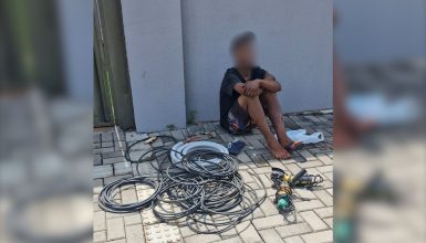 GM detém suspeito de furto de fios elétricos utilizados em enfeites natalinos Imagem referente a GM detém suspeito de furto de fios elétricos utilizados em enfeites natalinos